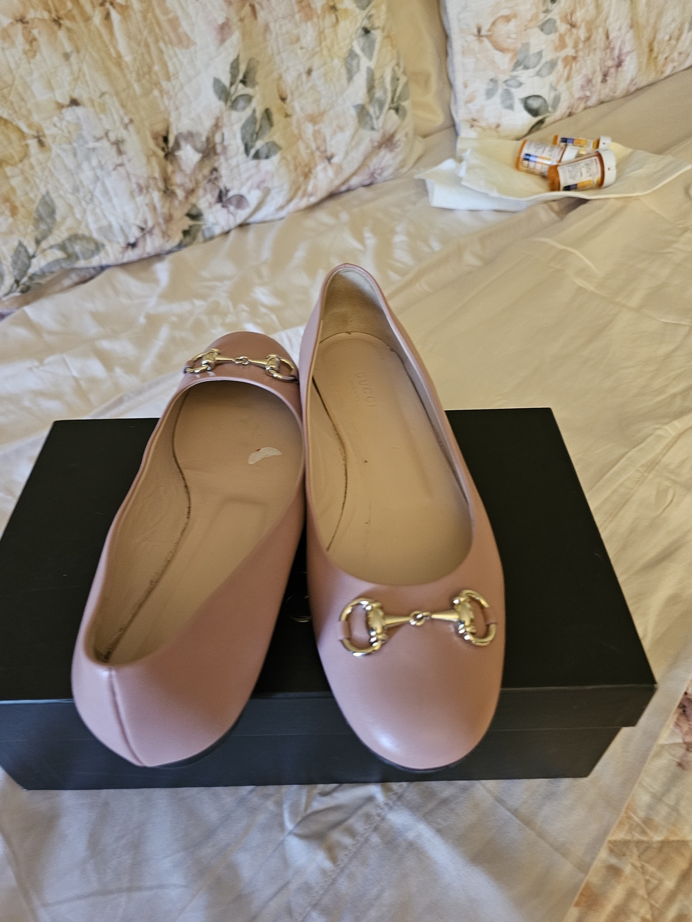 Gucci Dusty Pink Leather Slip-On Flats with Gold Chain - Picture 5 of 6